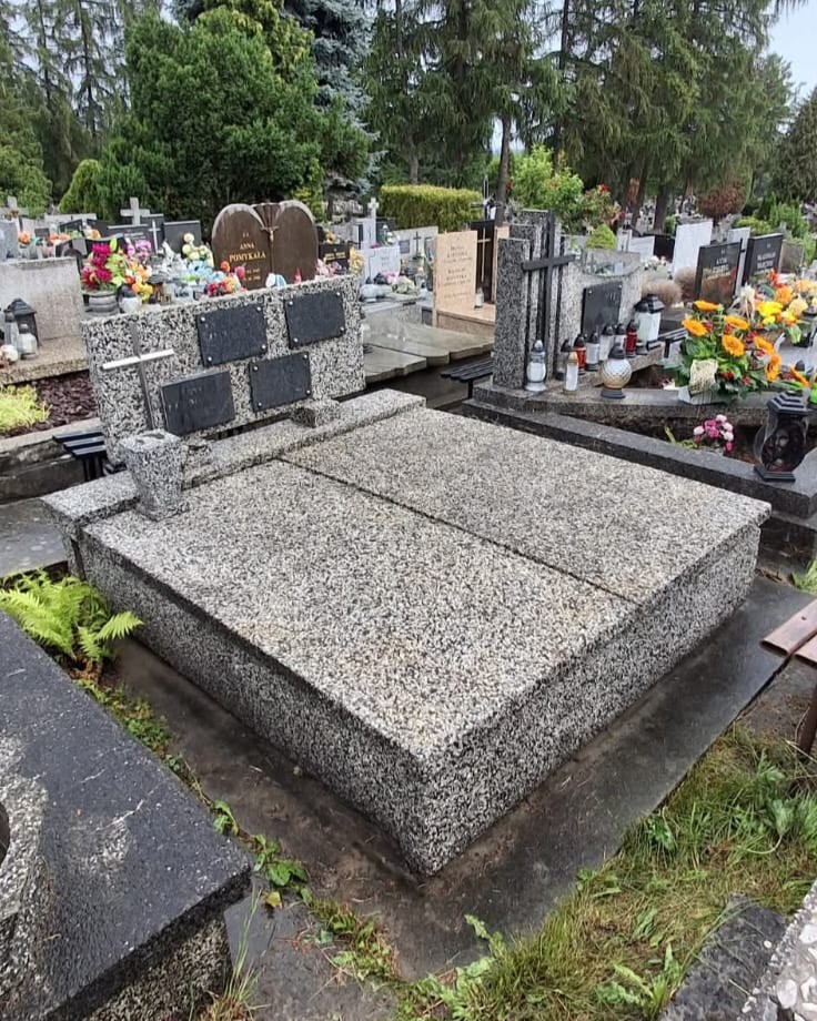 Nagrobek granitowy po umyciu i czyszczeniu